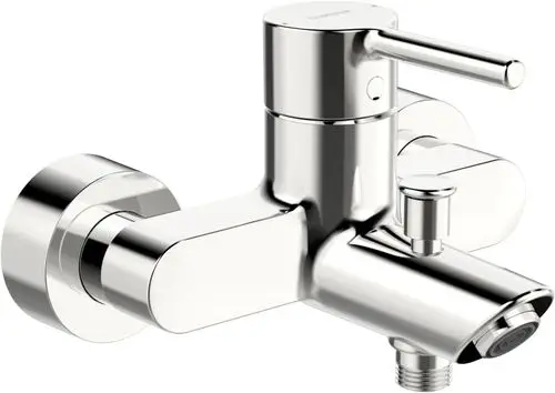 Chromfarbene Wannenfüll- und Brausebatterie mit einem Pinhebel, von der Marke HANSA, für die Wandmontage, mit ausgeprägtem Design und einem ausladenden Wasserhahn.